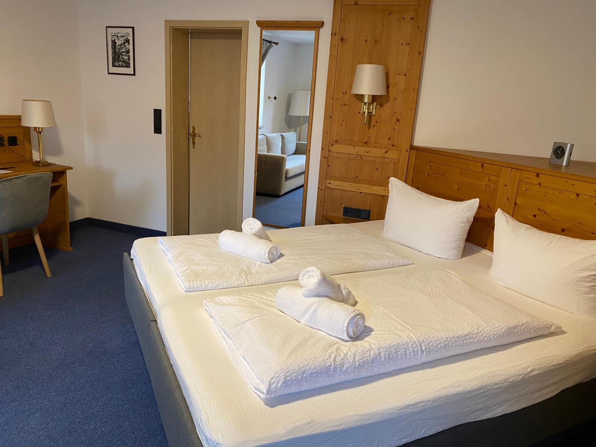 Gasthof Zum Goldenen Schiff - Lehm, Stil & Altstadtflair 马克特布赖特 外观 照片