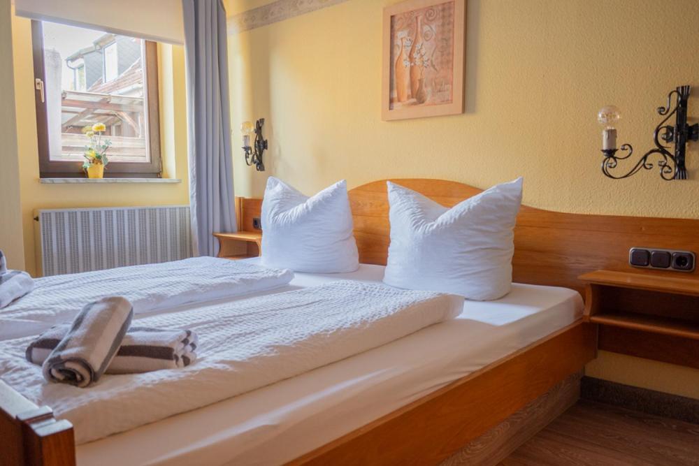 Gasthof Zum Goldenen Schiff - Lehm, Stil & Altstadtflair 马克特布赖特 外观 照片