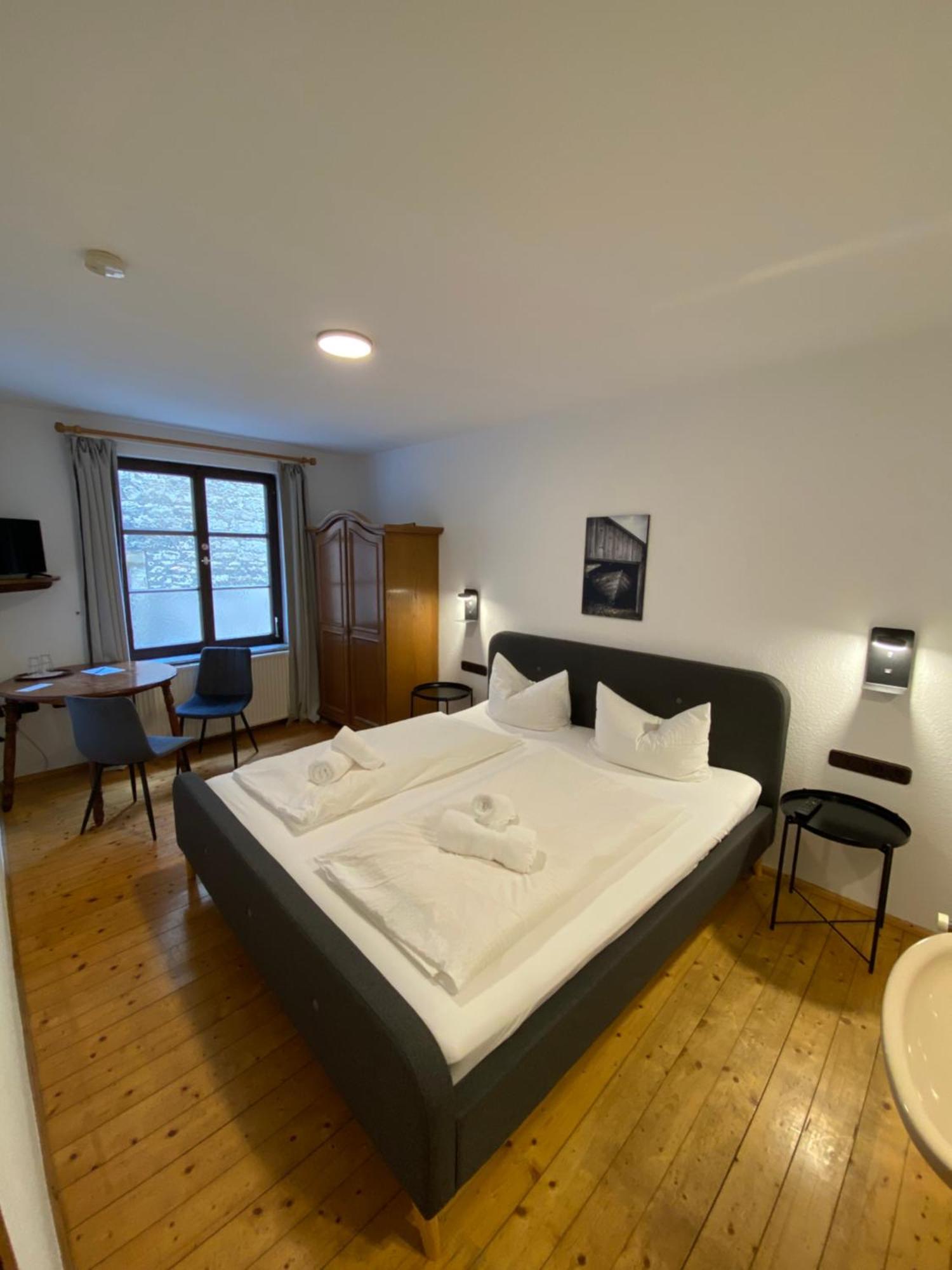 Gasthof Zum Goldenen Schiff - Lehm, Stil & Altstadtflair 马克特布赖特 外观 照片
